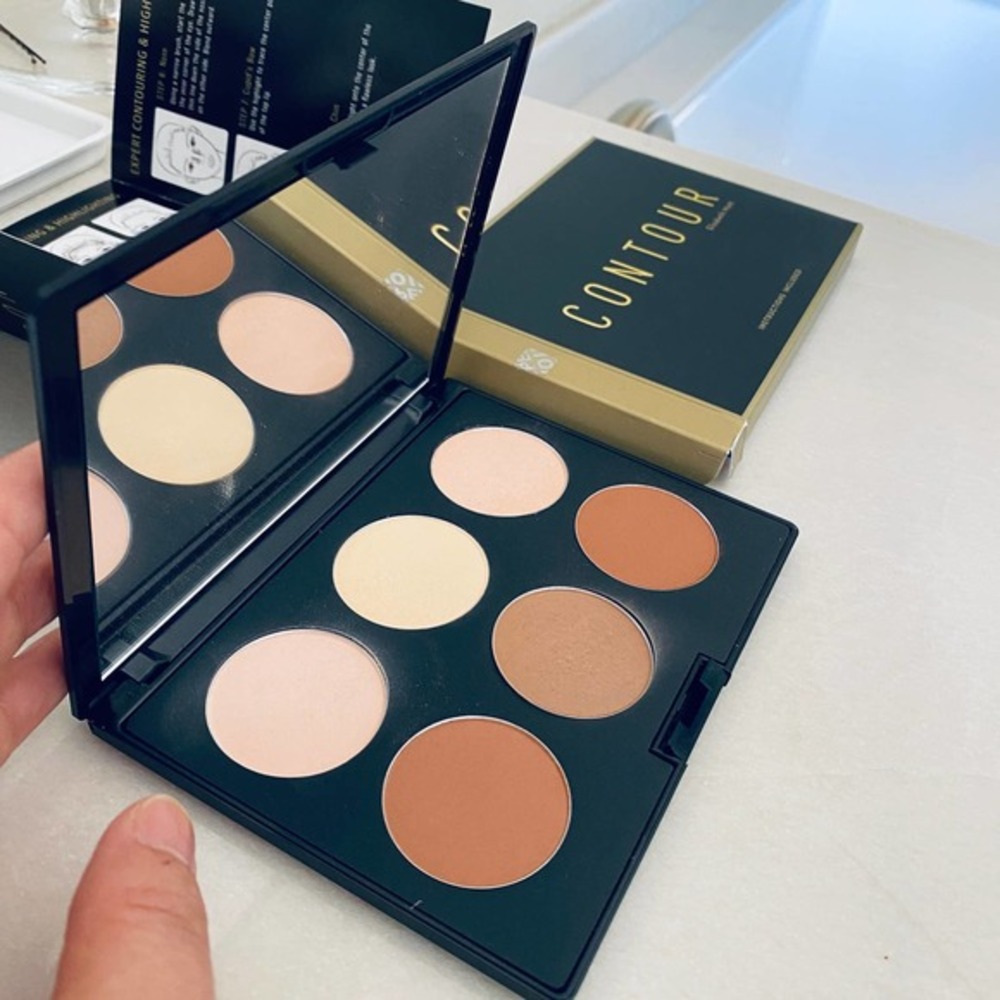 Contour Palette 6 shades seen in Glamour